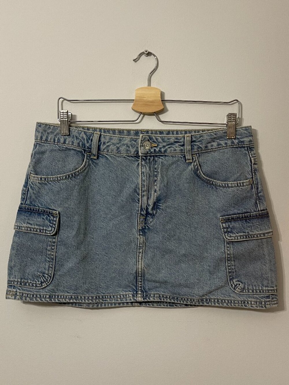 H&M DIVIDED DENIM CARGO MINI SKIRT LIGHT WASH SIZE 8